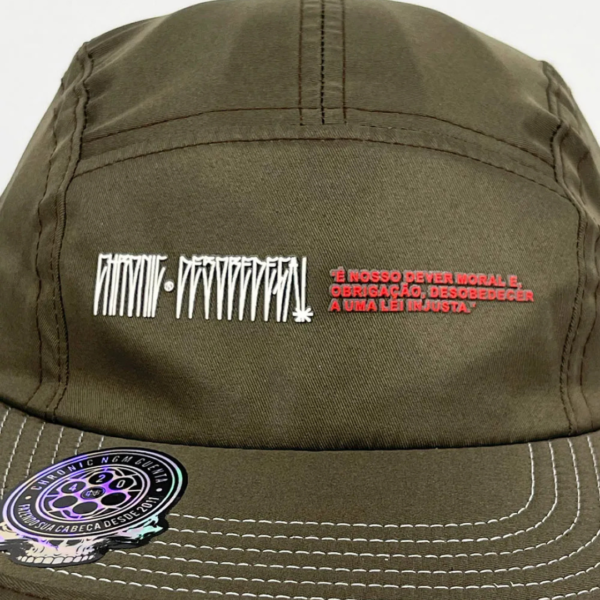 Boné Five Panel Chronic Tag Larger Desobedeça - Marrom Escuro - Aba Flexível - Imagem 3