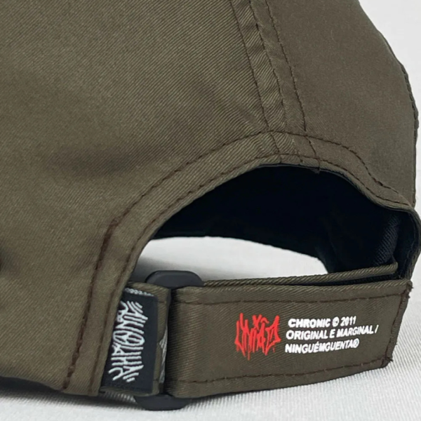 Boné Five Panel Chronic Tag Larger Desobedeça - Marrom Escuro - Aba Flexível - Imagem 4